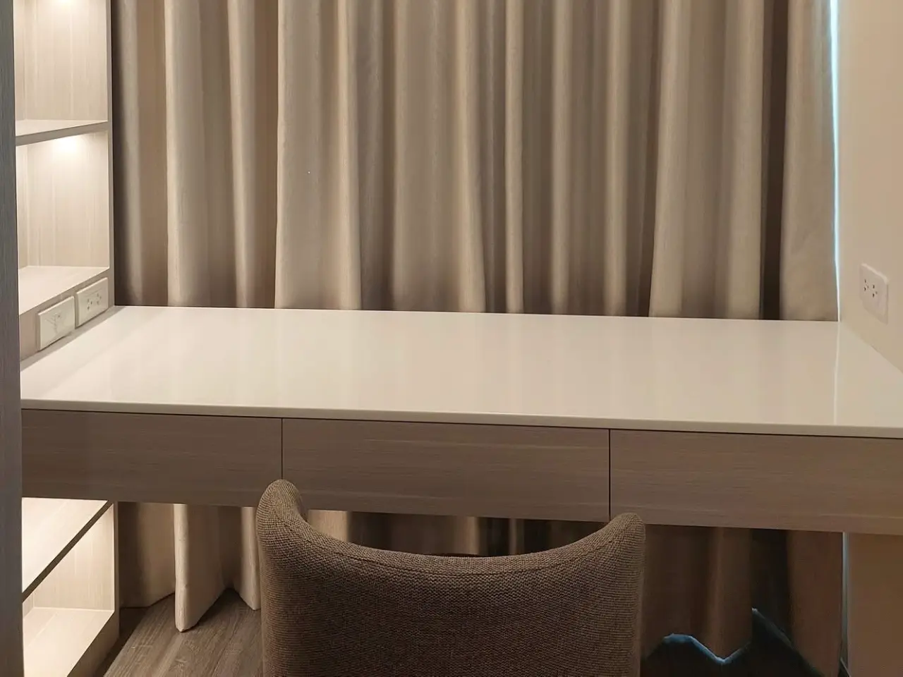 ปล่อยเช่า Ideo Ramkhamhaeng -Lam Sali Station ชั้น8 ขนาด24 ตร.ม. - โต๊ะเครื่องแป้ง