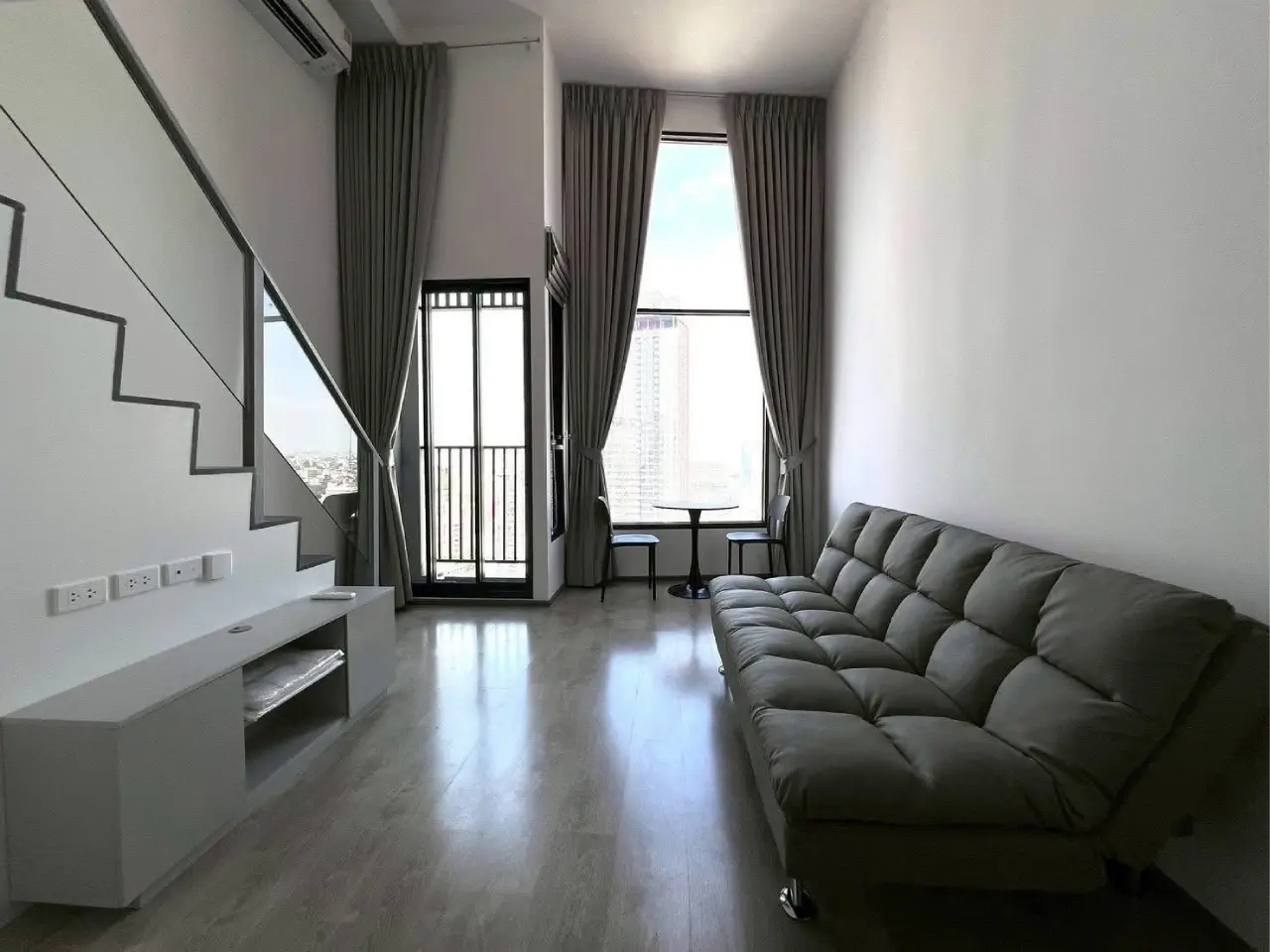 ปล่อยเช่า Soho bangkok รัชดาห้วยขวาง ชั้น20 ขนาด36 ตร.ม. คอนโด2ชั้น - ห้องรับแขก