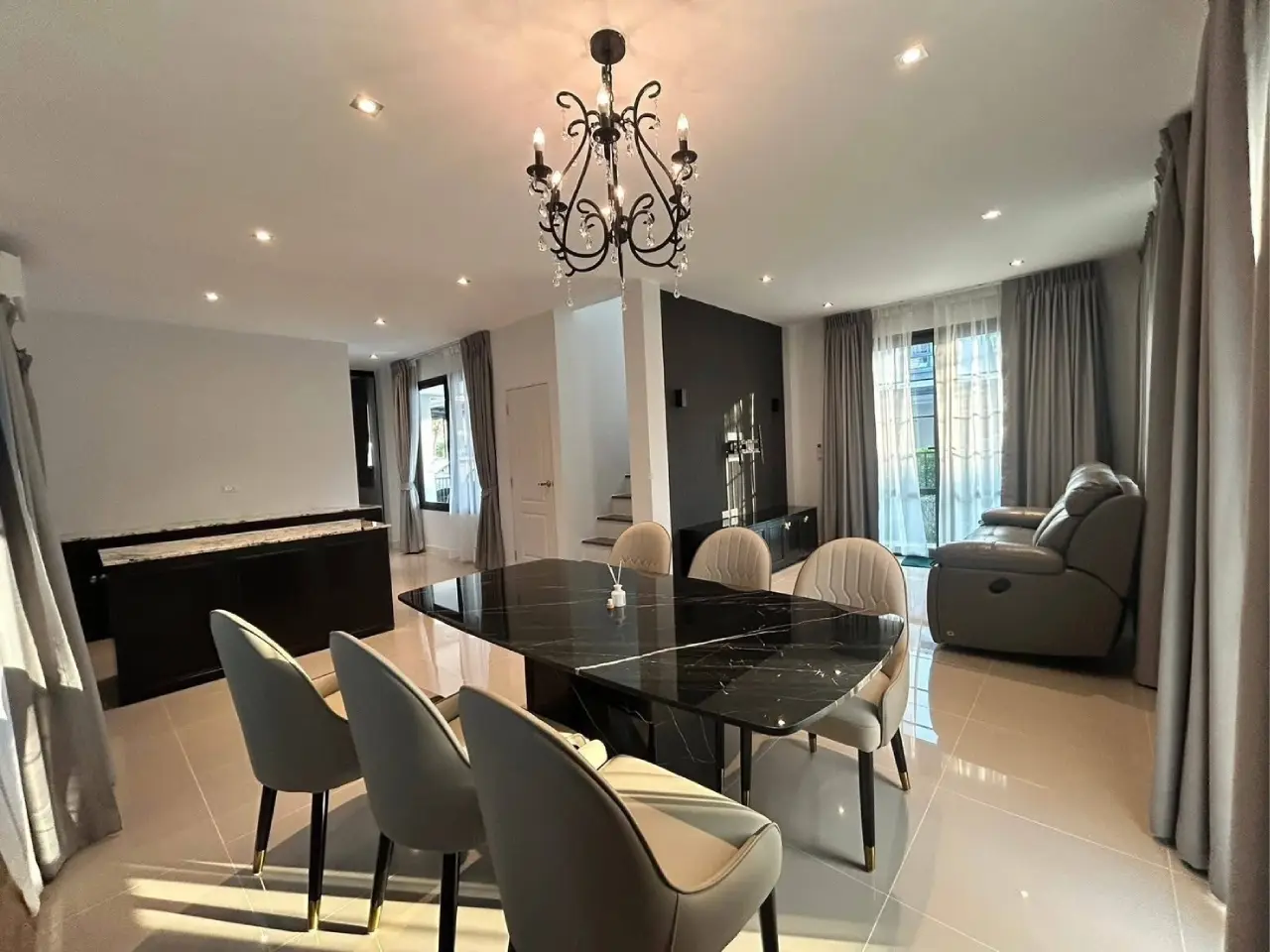 ปล่อยเช่า แกรนด์พลีโน่ สุขุมวิทบางนา ขนาด45.3 ตร.ว. ที่จอดรถ2 คัน - โต๊ะกินข้าว