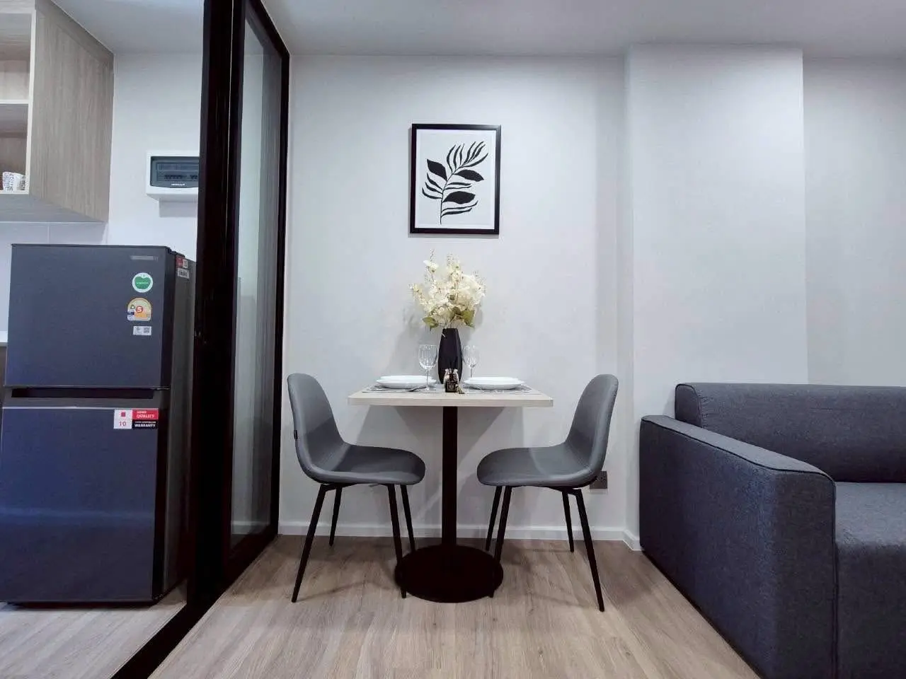 ปล่อยเช่า แอทโมซ โฟลว์ มีนบุรี ชั้น2 ขนาด28.86 ตร.ม. ตกแต่งพร้อมอยู่ - โต๊ะกินข้าว