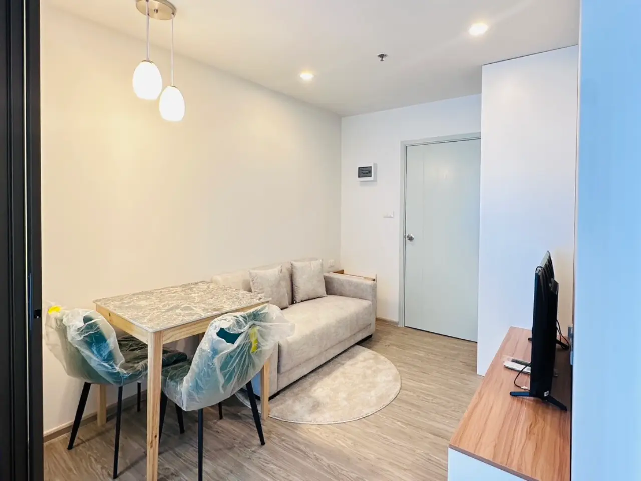 ปล่อยเช่า Regent Home วุฒากาศ ตึกB ชั้น22 ขนาด26 ตร.ม. พร้อมเข้าอยู่ - ห้องรับแขก