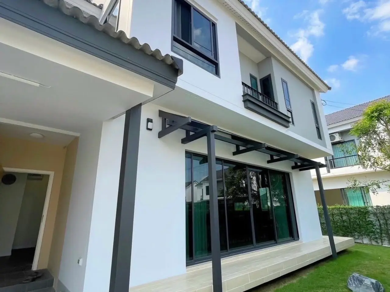 ปล่อยเช่า พิมนารา ศรีนครินทร์-บางนา ขนาด57.60 ตร.ว. ที่จอดรถ2 คัน - บริเวณหน้าบ้าน