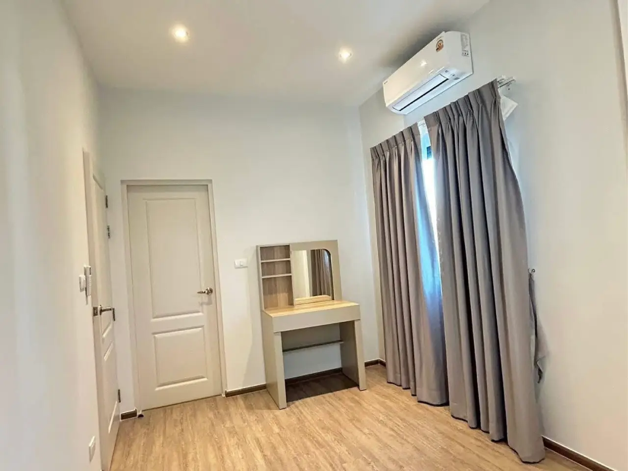 ปล่อยเช่า แกรนด์พลีโน่ สุขุมวิทบางนา ขนาด45.3 ตร.ว. ที่จอดรถ2 คัน - โต๊ะเครื่องแป้ง