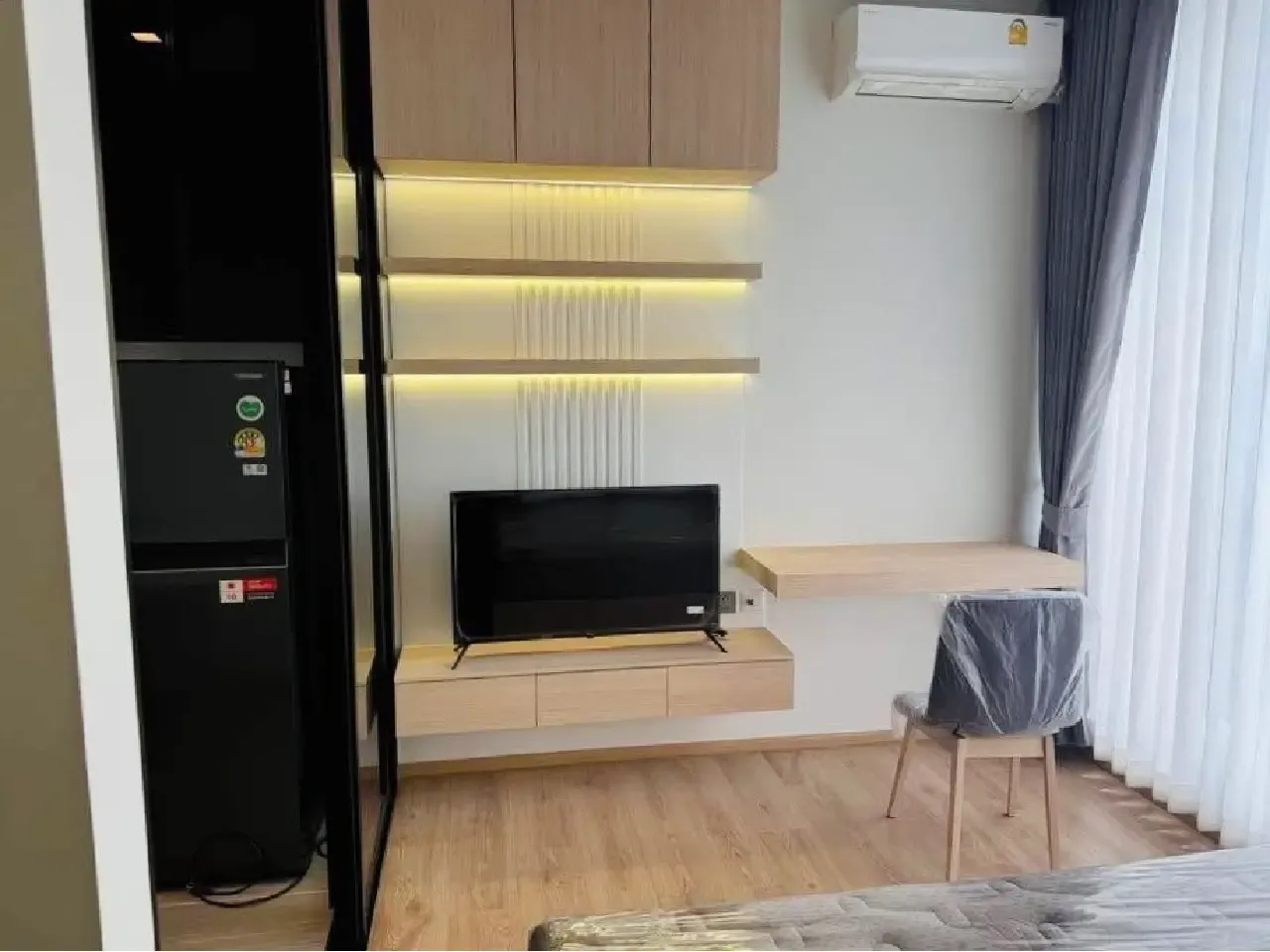 เช่าคอนโด ชั้นวางทีวีในห้องนอน @พญาไท กรุงเทพ