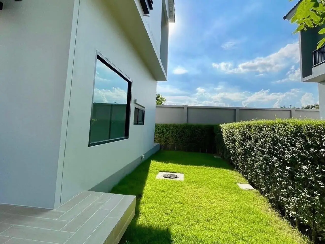 ปล่อยเช่า พิมนารา ศรีนครินทร์-บางนา ขนาด57.60 ตร.ว. ที่จอดรถ2 คัน - สวนข้างบ้าน