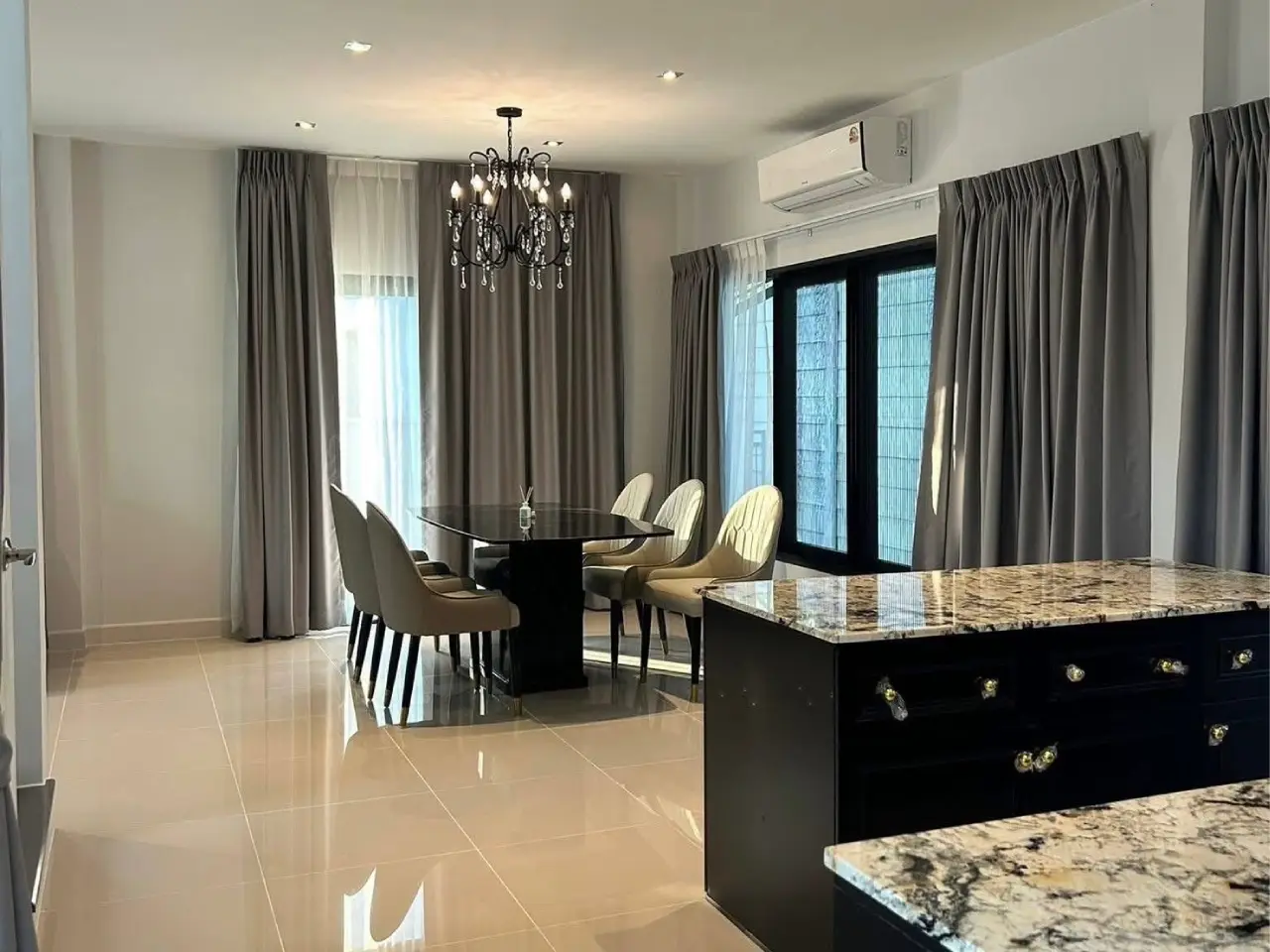 ปล่อยเช่า แกรนด์พลีโน่ สุขุมวิทบางนา ขนาด45.3 ตร.ว. ที่จอดรถ2 คัน - โต๊ะกินข้าว